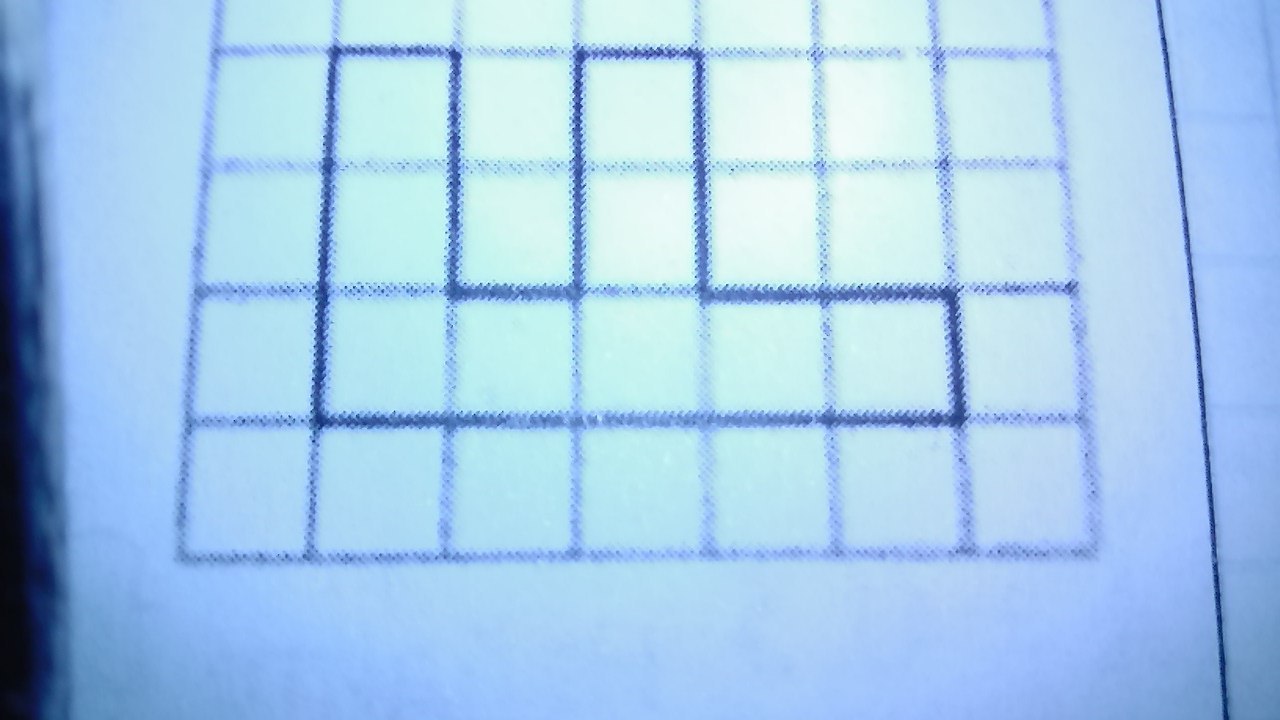 На клетчатой бумаге изображена змейка 10. 3 Клетки. Клеточки 3 на 3. Клетка 3 на 3. Клетка размер 3.